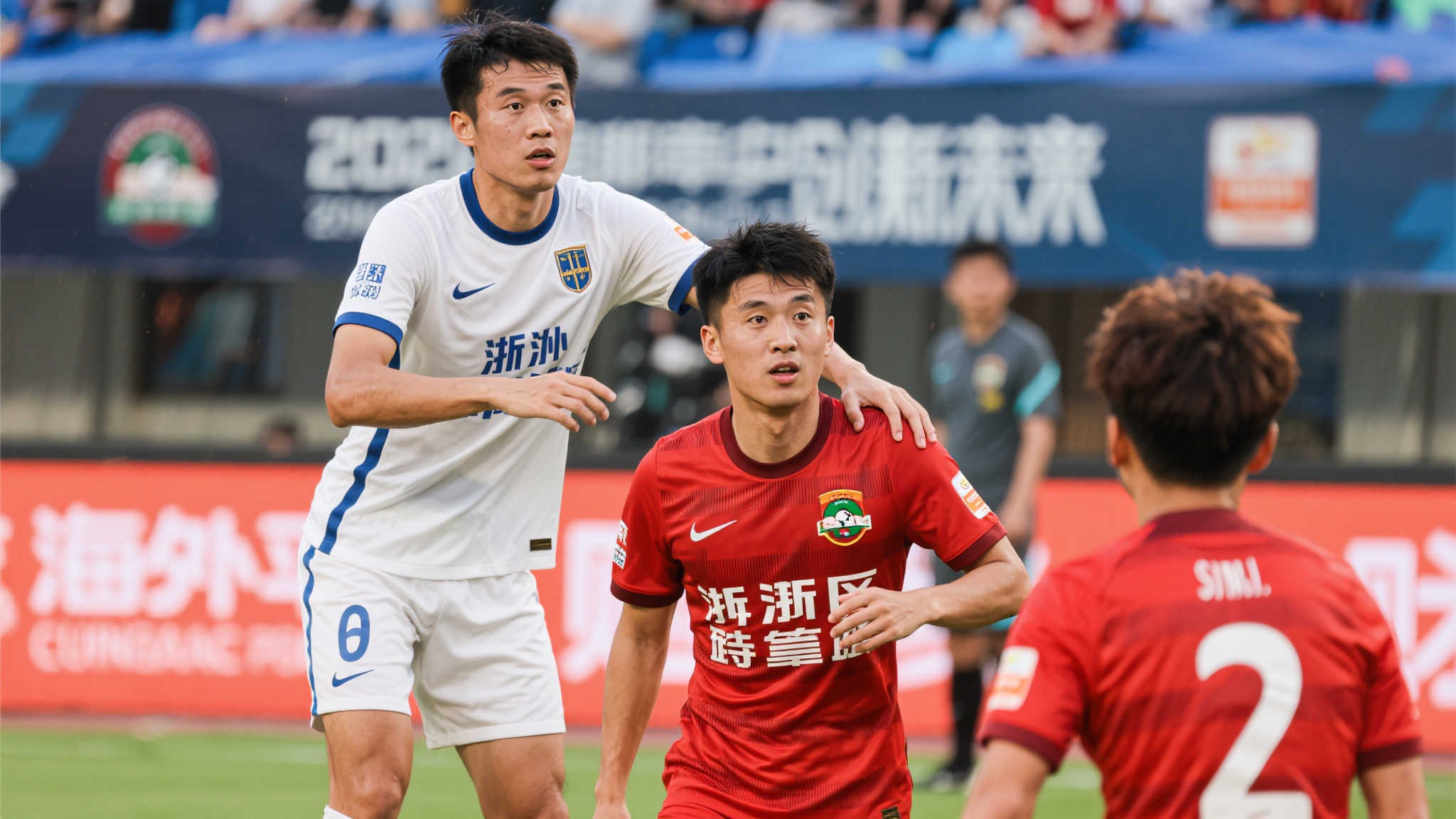 浙江方面则依赖于老将带动新人，中前场火力凶猛。此外